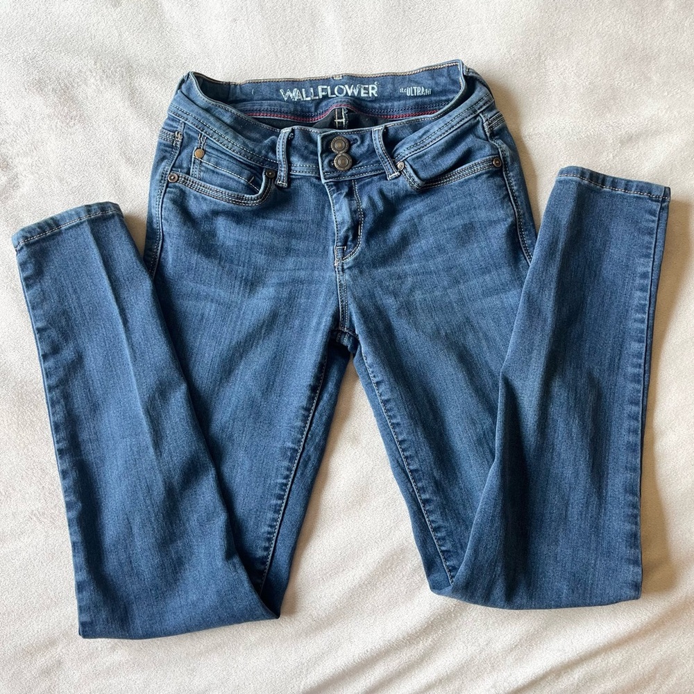 Wallflower Women's Classic Blue Skinny Jeans